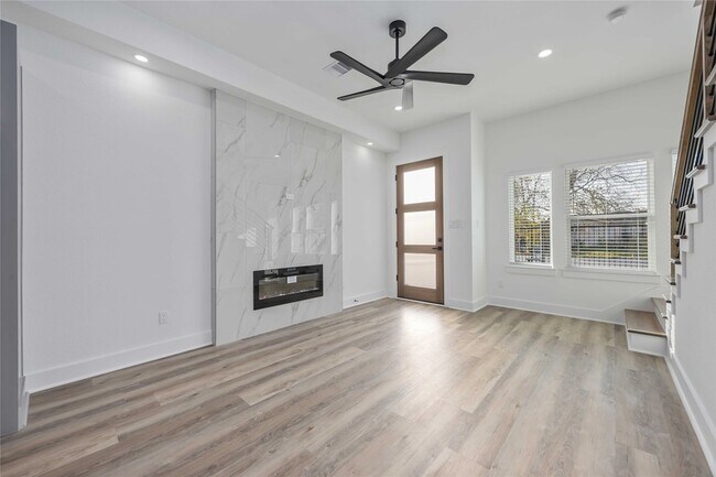 Building Photo - 4533 Larkspur St