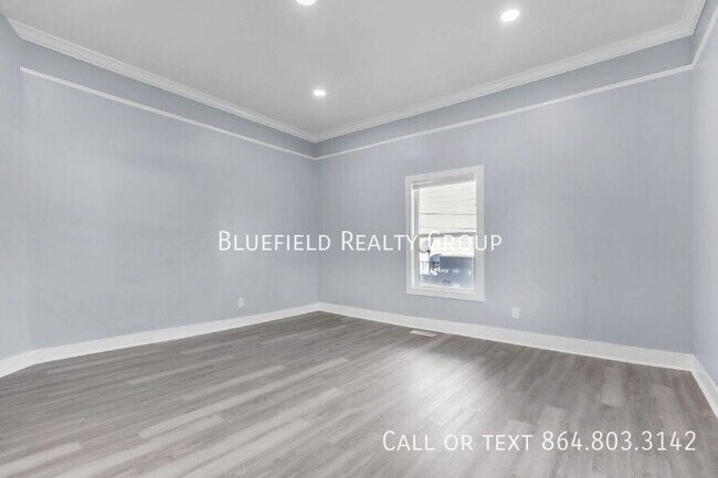 Building Photo - 307 B St