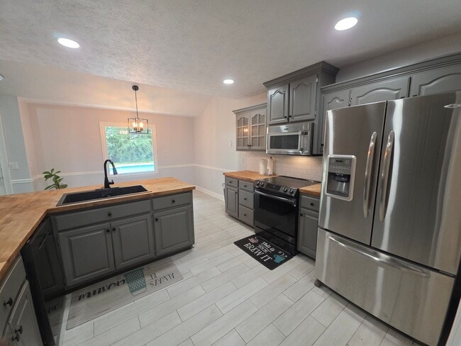 Building Photo - Beautiful Single Family Home