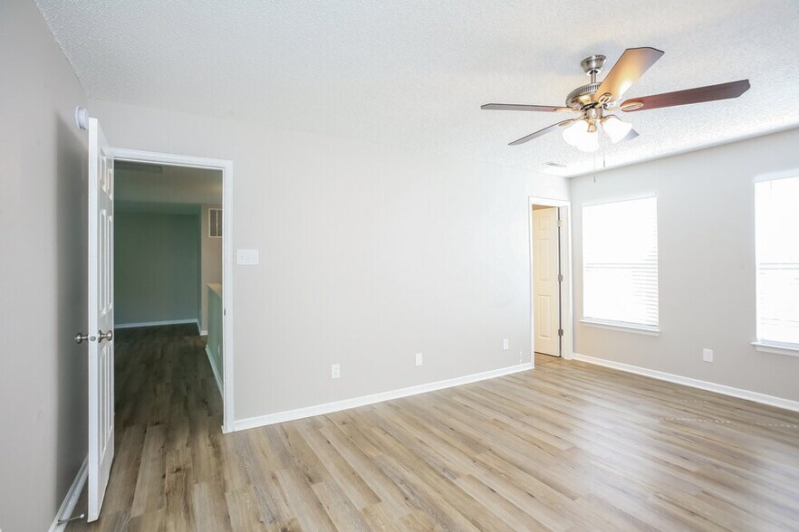 Building Photo - 6330 Alonzo Dr