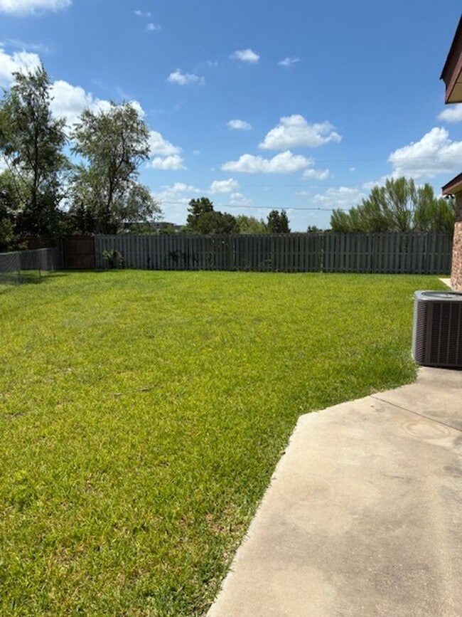 Building Photo - 3301 Lineage Loop