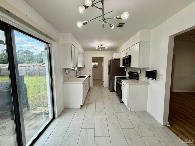Building Photo - 1305 Heatherwood Cir