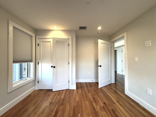 Building Photo - 39 Rich St