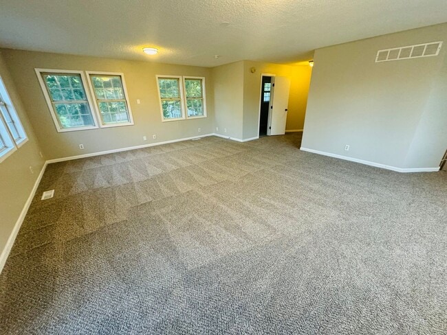 Building Photo - Stunning 8 bedroom House In Fantastic Neig...