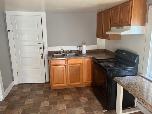 Building Photo - 915 Main St E