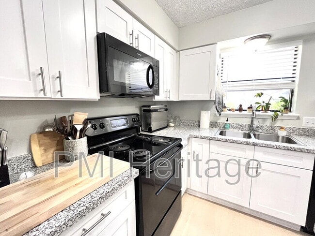 Building Photo - 1373 E Sequoyah Ct