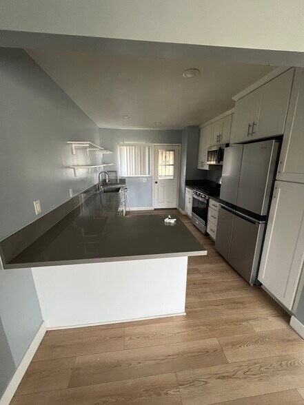 Kitchen - 6906 Marbrisa Ave