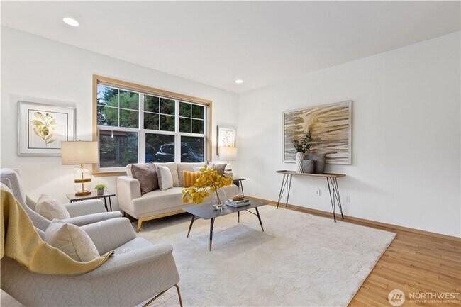 Building Photo - Spacious 3bd/3ba Townhouse