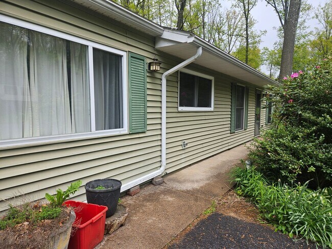 Building Photo - 3 Bedroom House Available July 15, 2026