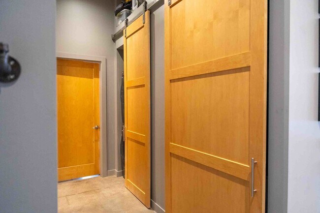 Building Photo - 949 W Madison St