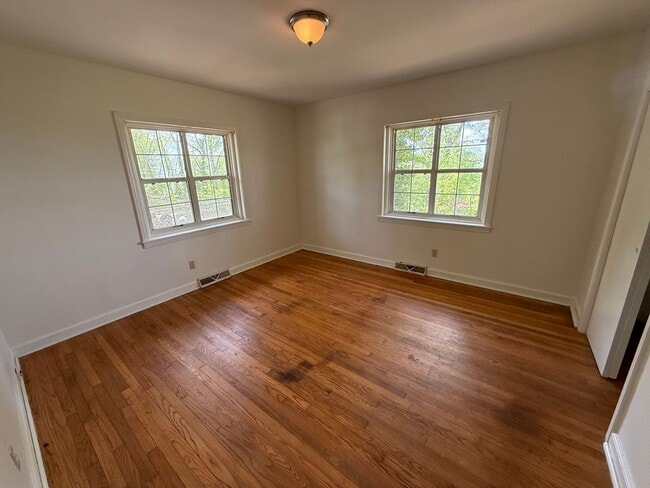 Building Photo - 114 Lookout Cir SW