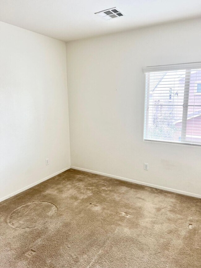 Building Photo - 3bd 3bth in gated community