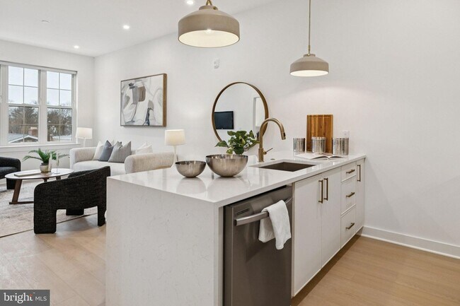 Building Photo - 30 W Allens Ln