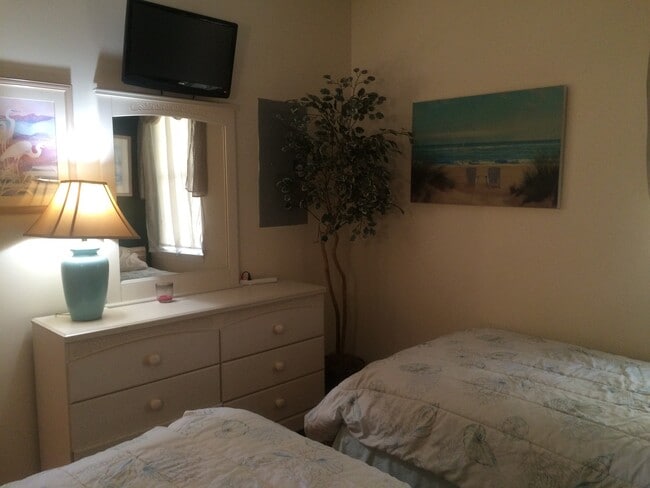 Building Photo - 2 Bed, 2 Bath Condo for Rent at River Oaks