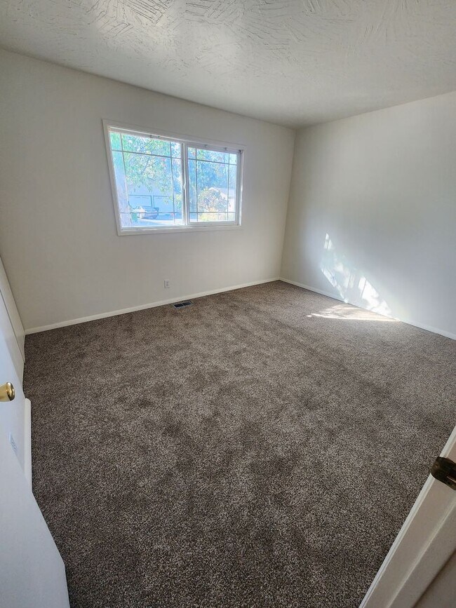 Building Photo - SINGLE FAMILY HOME ON HILLCREST (APP#72)