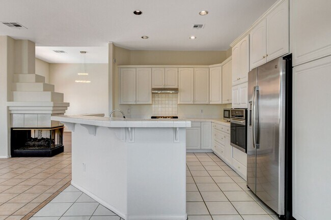 Building Photo - Beautiful Ranch Style Single Story w/Pool & View of the Las Vegas Strip