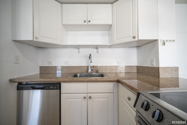 Building Photo - BEAUTIFULLY UPGRADED 1BR/1BA/1PKG WITH WRA...