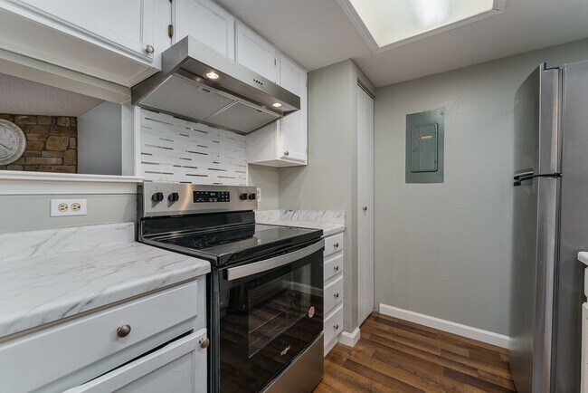 Building Photo - CHARMING 1-BED CONDO NEAR HIGHLINE CANAL TRAIL, $0 DEPOSIT OPTION