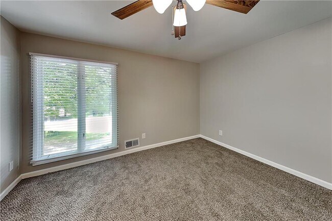 Building Photo - 1100 Lake Dr