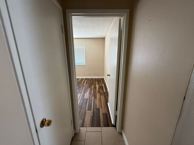 Building Photo - Duplex! 2 bedrooms 2 bathrooms