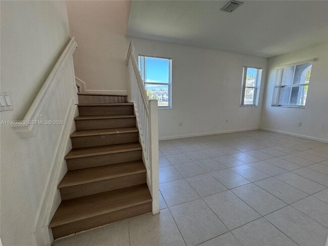 Building Photo - 1110 SE 27th Terrace