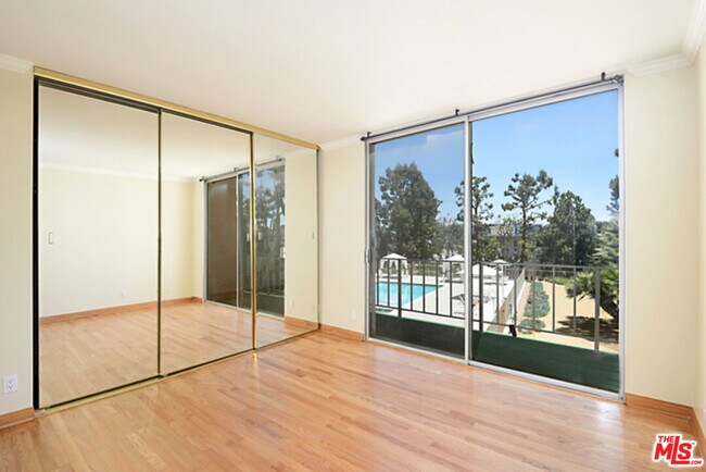 Building Photo - 100 S Doheny Dr