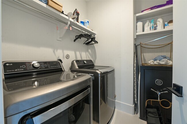 Building Photo - 5233 Darling St