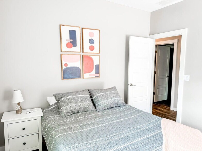 Building Photo - 1800 W Idaho St