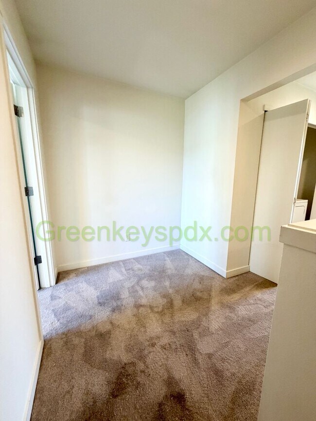 Building Photo - Modern 2-Bedroom Townhome on 3 Levels with Garage, A/C and Private Patio – Great SE Portland Loca...
