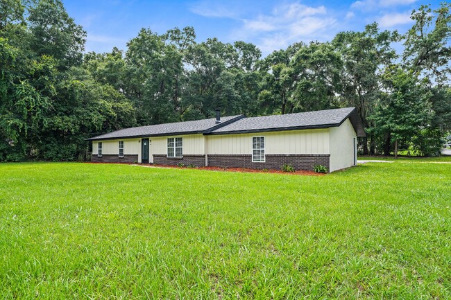 Building Photo - Spacious 3-bedroom, 2-bath home