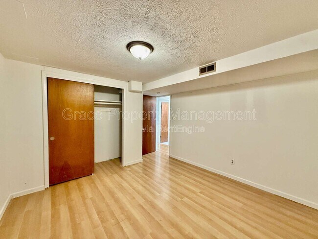 Building Photo - 1125 W 8th Ave Dr