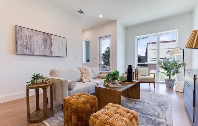 Building Photo - 1902 N Carroll Ave