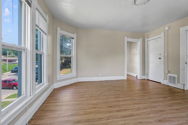 1804 1/2 College St (Upper Level) - 1804 1/2  College St (Upper Level)