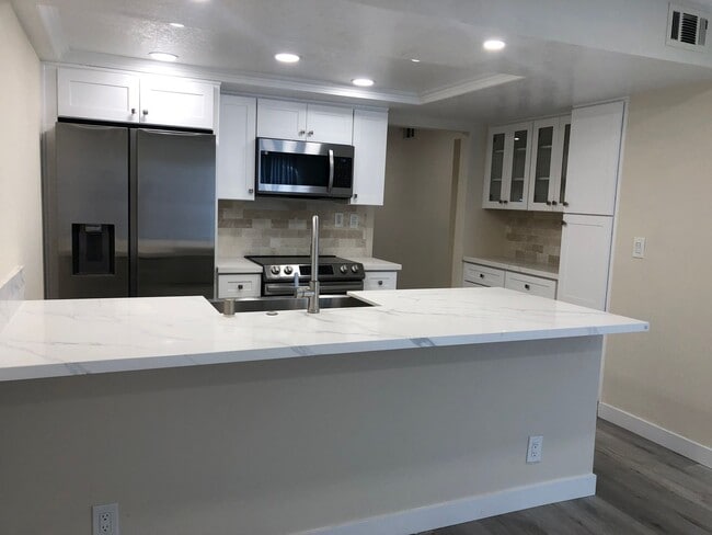 Building Photo - Remodeled 2 bedroom 1 bathroom with large ...