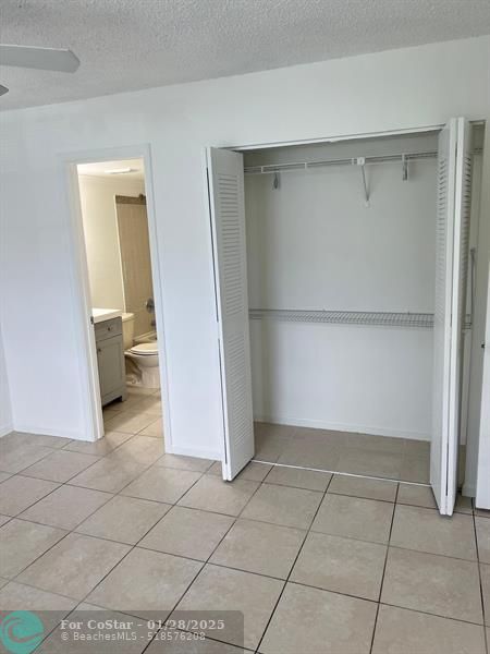Building Photo - 1040 Twin Lakes Dr