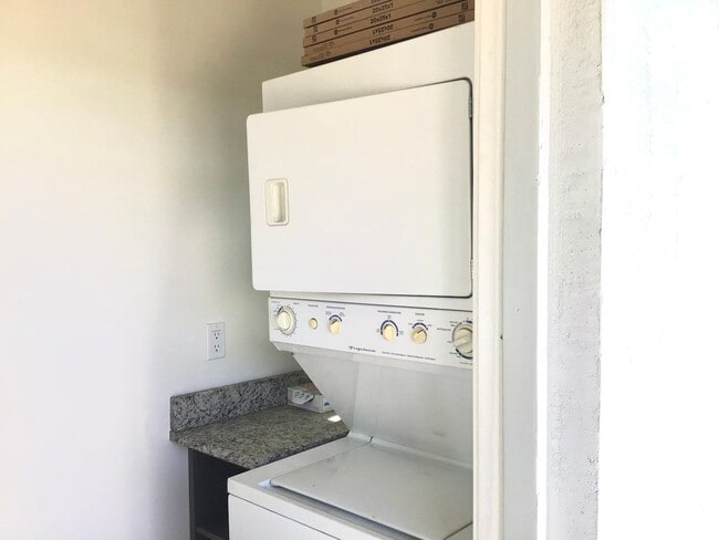 Building Photo - Modern, beautiful 3Bdrm, 2ba unfurnished i...