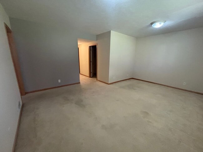 Building Photo - Spacious 3 bed / 2.5 bath Townhome in Millard