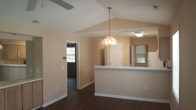 Building Photo - 3rd Floor 2 Bedroom in River Oaks