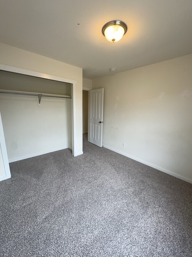 Building Photo - 5198 Dovetail Ln