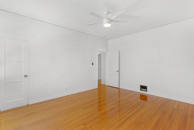 Building Photo - 1240 S La Jolla Ave