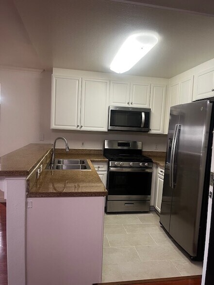 Building Photo - 5530 Owensmouth Ave