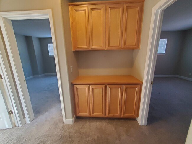 Building Photo - STUNNING SPACIOUS 5 BEDROOM HOME IN CONCOR...