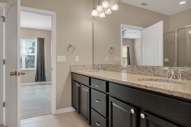 Building Photo - AVAILABLE NOW! 3/2.5/2 townhome close to H...