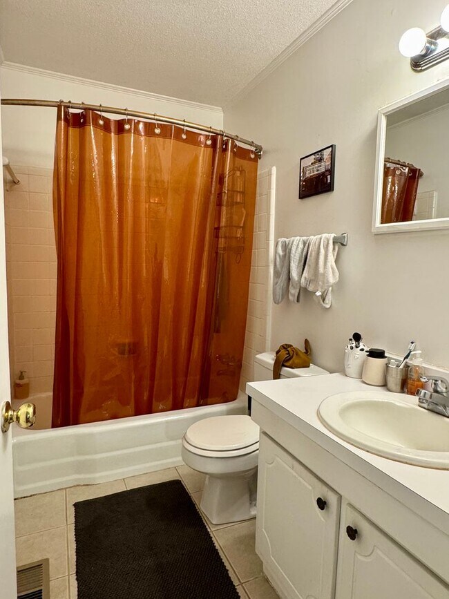 Building Photo - 202 W Poplar Ave