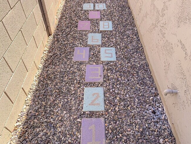 Building Photo - "Spacious 3-Bed, 3-Bath Mesa Retreat with ...