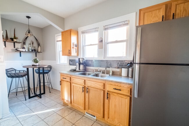 Building Photo - 715 Union Ave SE