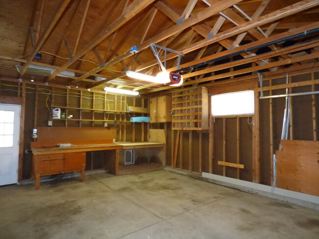Building Photo - Spacious and Charming Lakewood Home with HUGE yard!