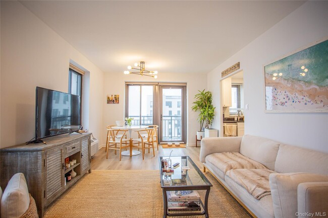 Building Photo - 100 W Broadway