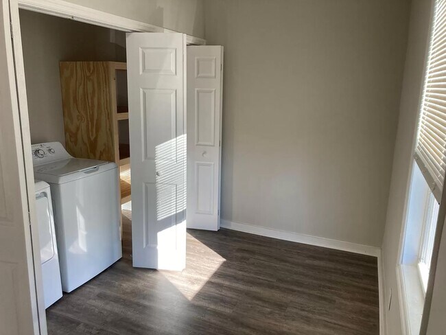 Building Photo - 727 N Maple St