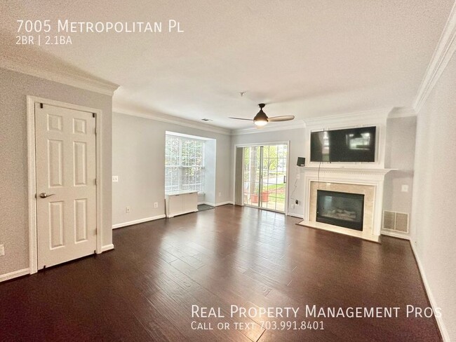 Building Photo - Gorgeous End Unit- Steps To Metro!